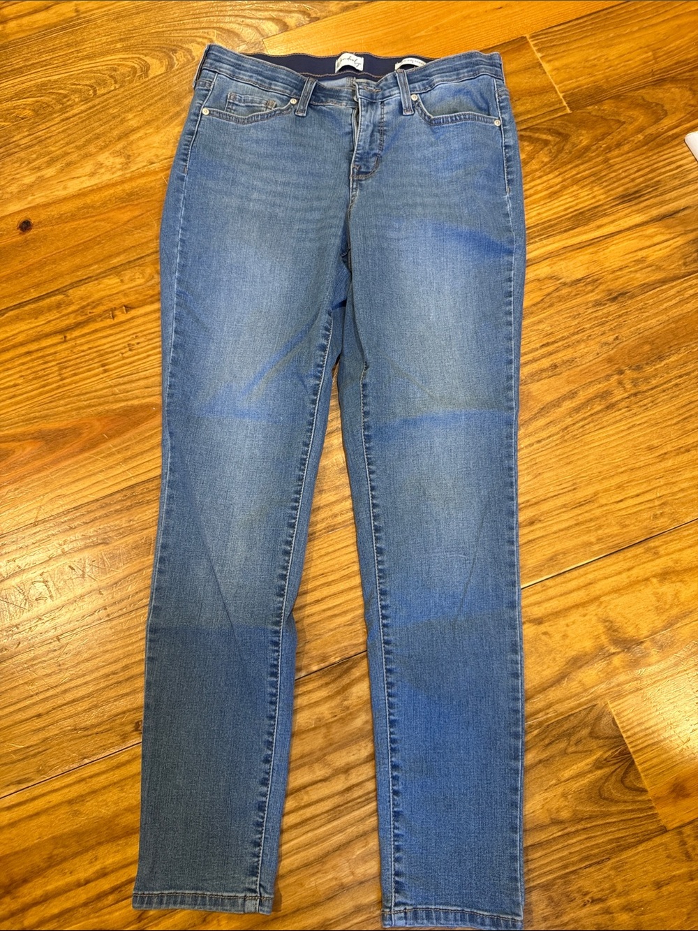 Wonderly Skinny Jeans in Medium Blue Wash